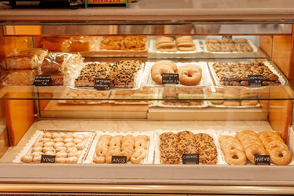Comment la corbeille à pain inclinée en métal améliore-t-elle la présentation du pain et la circulation de l'air au point de vente ?